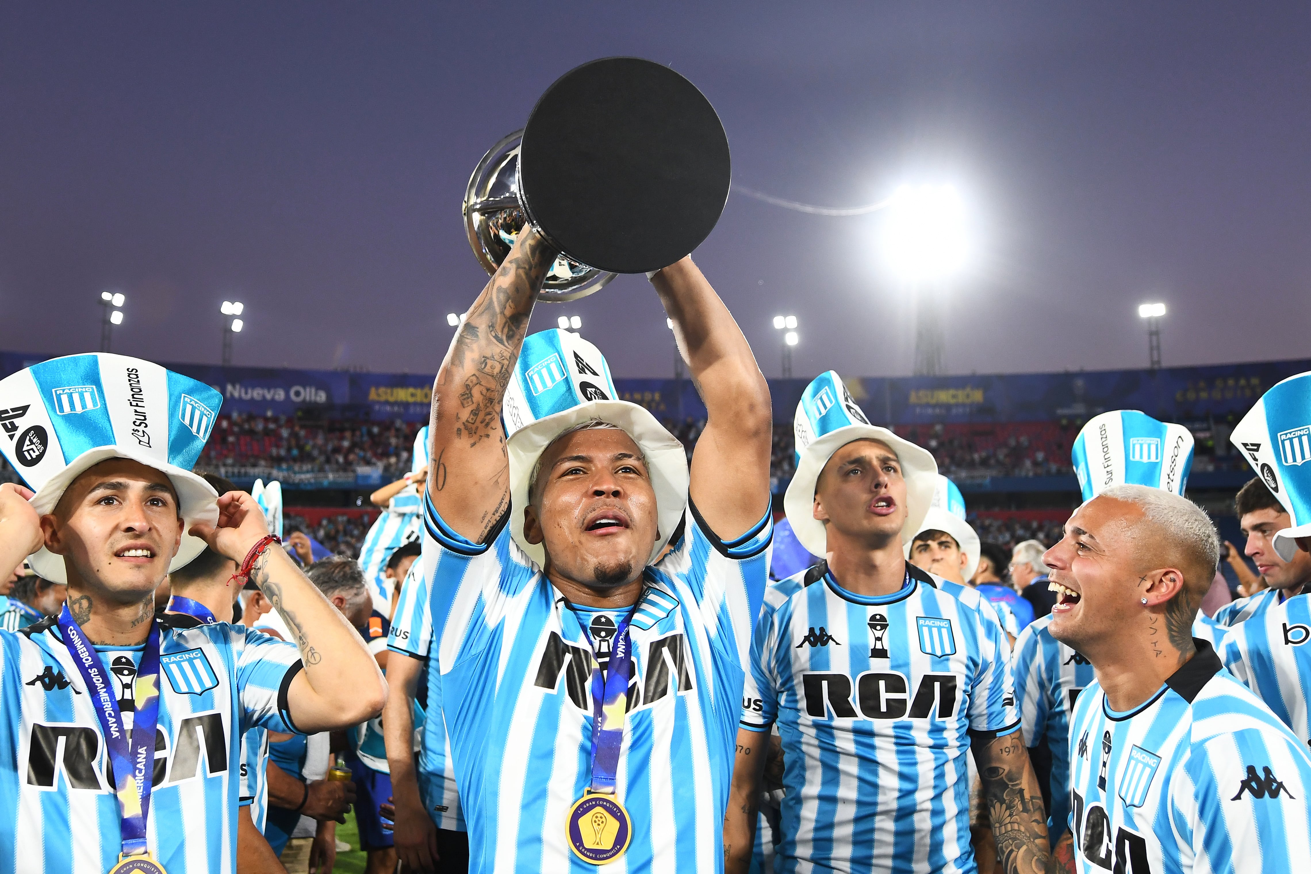 Roger Martínez alzando la Copa Sudamericana 2024.