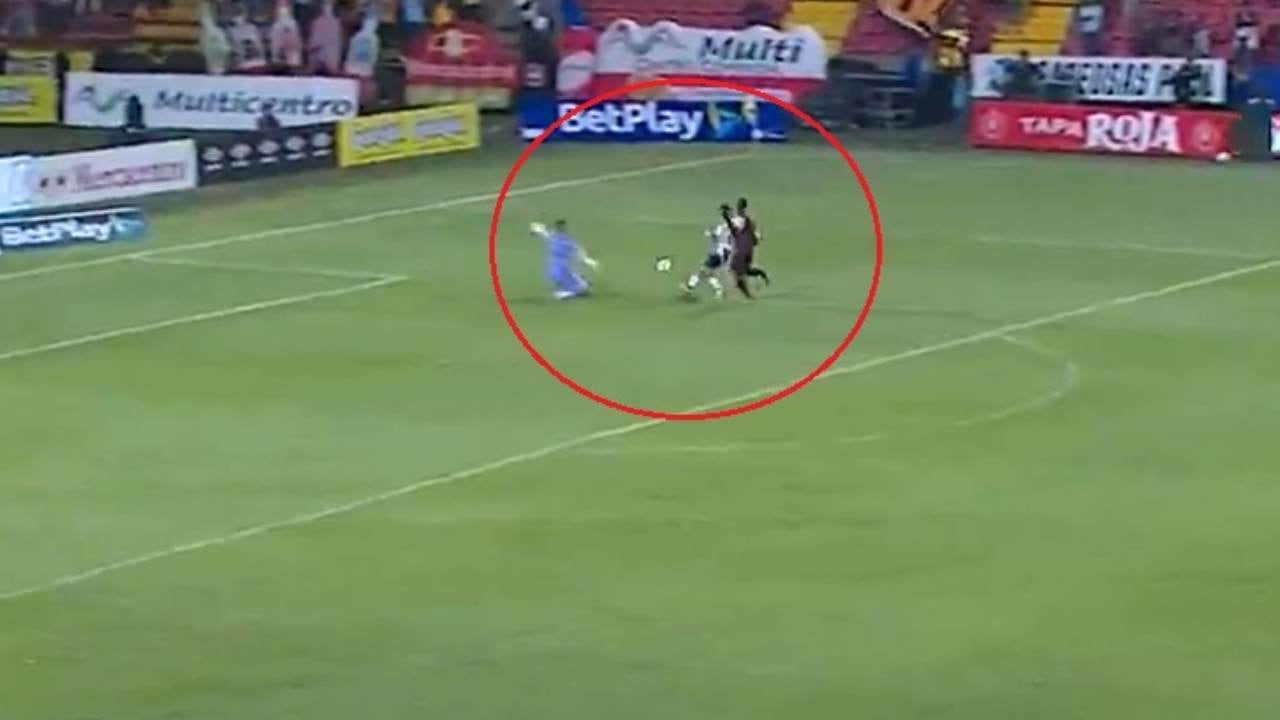 Momento exacto del remate de José Enamorado para el 4-0 del Junior.