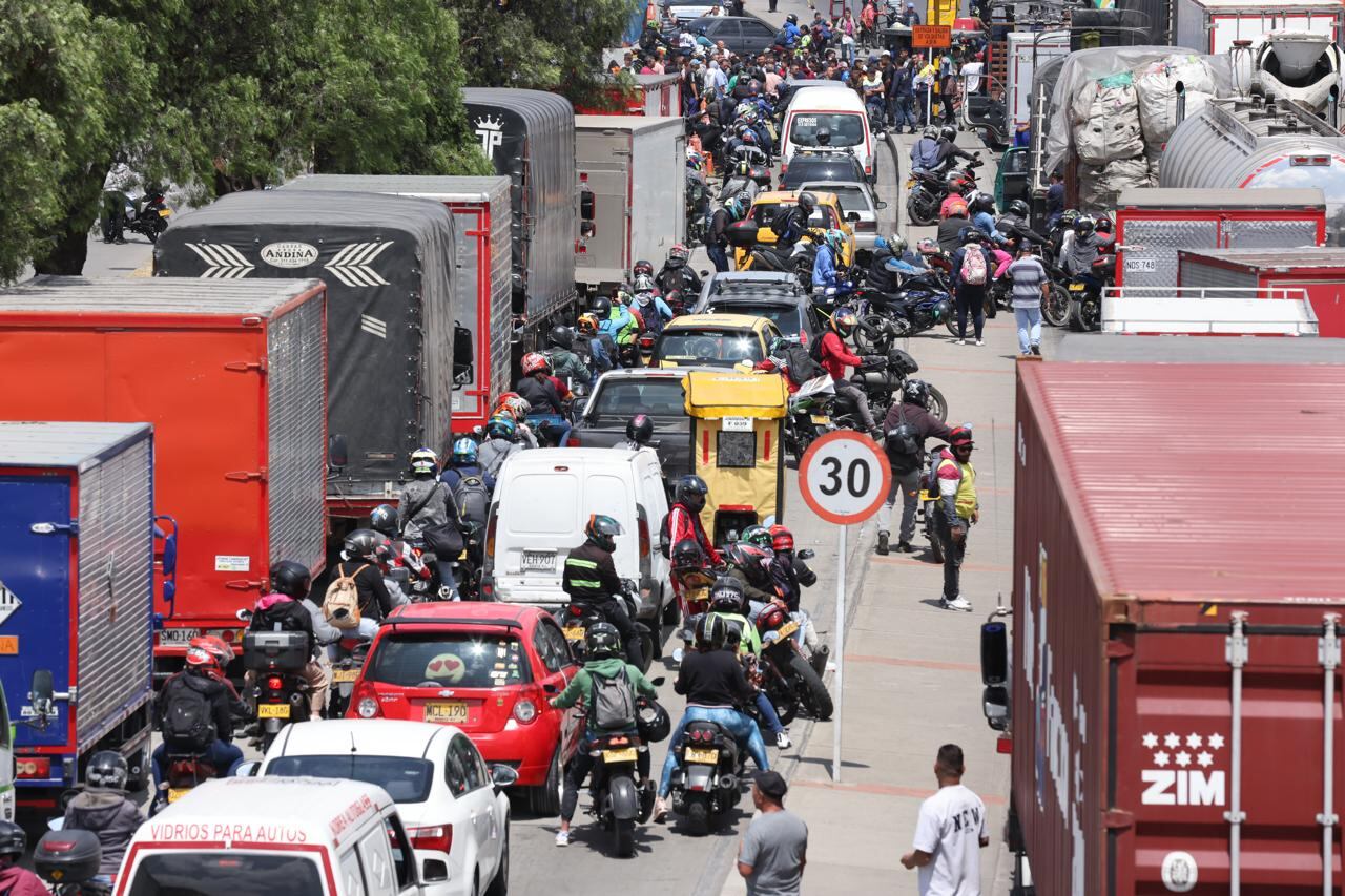 Paro de transportadores y camioneros
en la autopista sur, terminal del sur, bosa