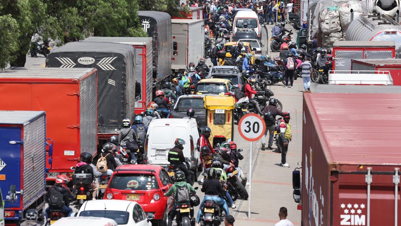 Paro de transportadores y camioneros
en la autopista sur, terminal del sur, bosa