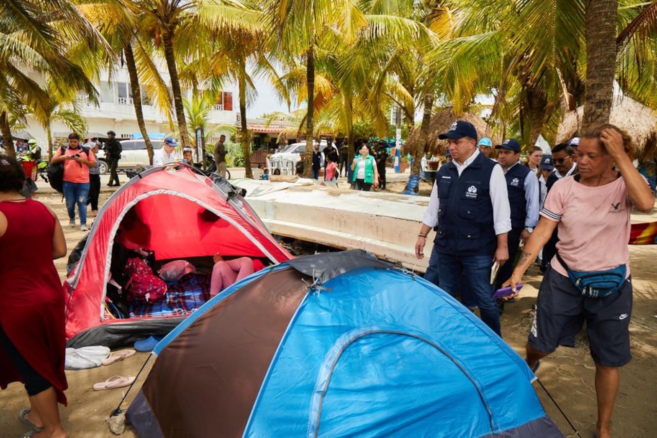 Defensoría visitó Necoclí, uno de los municipios que más alberfa migrantes en su paso por el Darién.