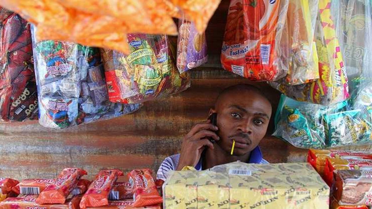 El producto más vendido en Colombia en las tiendas de barrio no son productos básicos como la leche y el pan. Las recargas de $2.000 son las más compradas en la tienda tradicional colombiana.