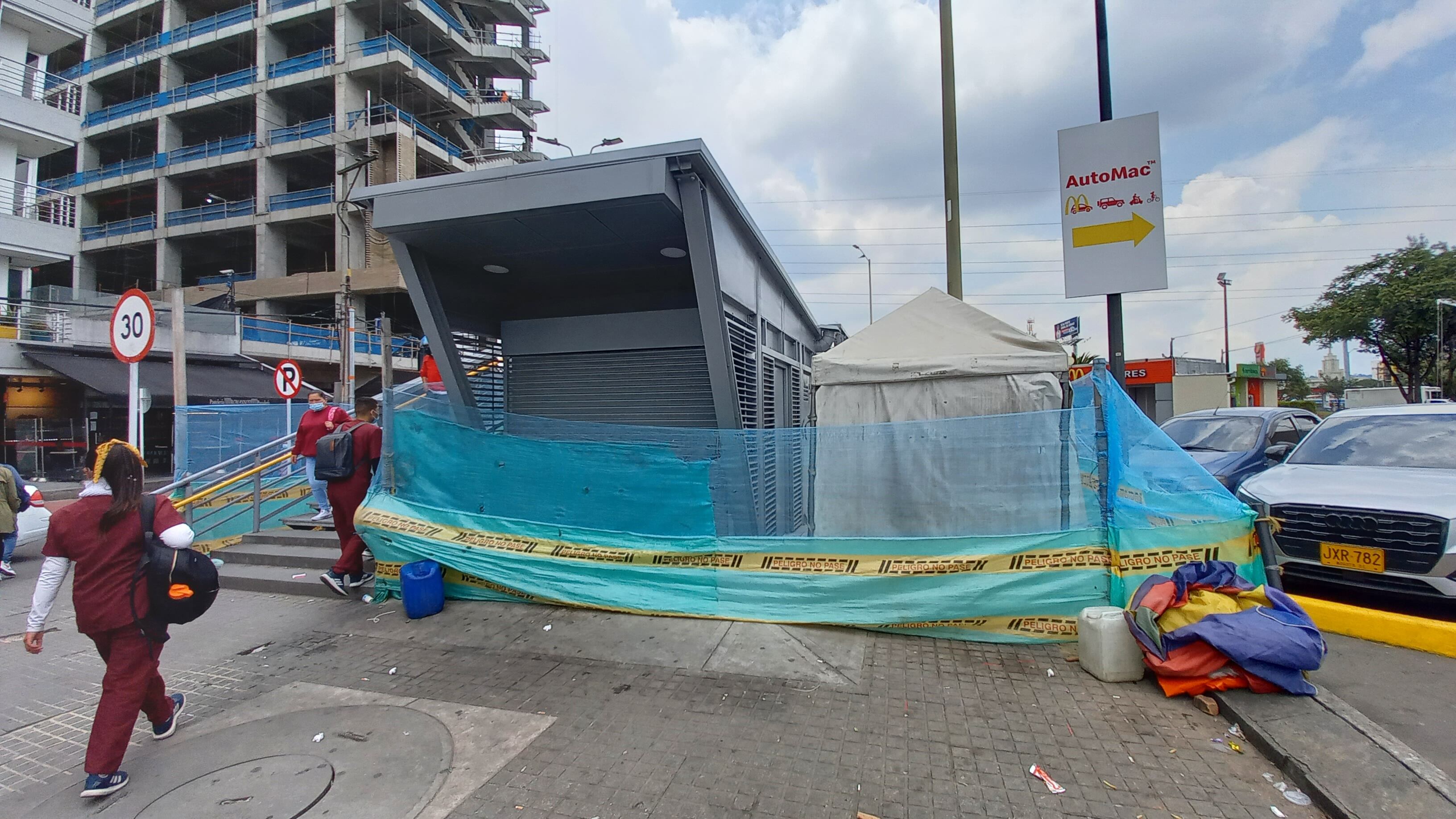 Taquilla externa de la estación de TransMilenio de la Calle 127.