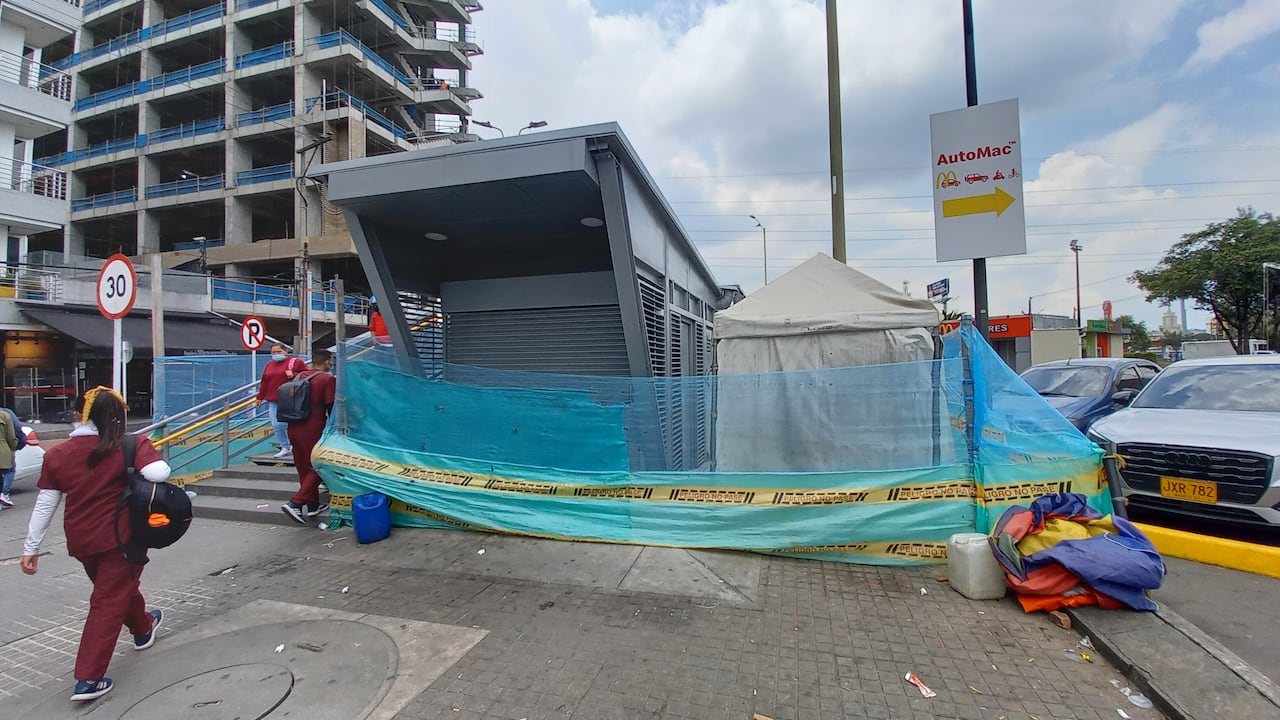 Taquilla externa de la estación de TransMilenio de la Calle 127.