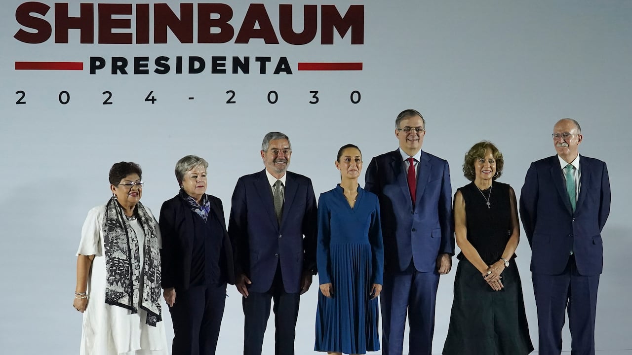La presidenta entrante Claudia Sheinbaum posa para una fotografía grupal con miembros de su nuevo gabinete, en la Ciudad de México, el jueves 20 de junio de 2024.