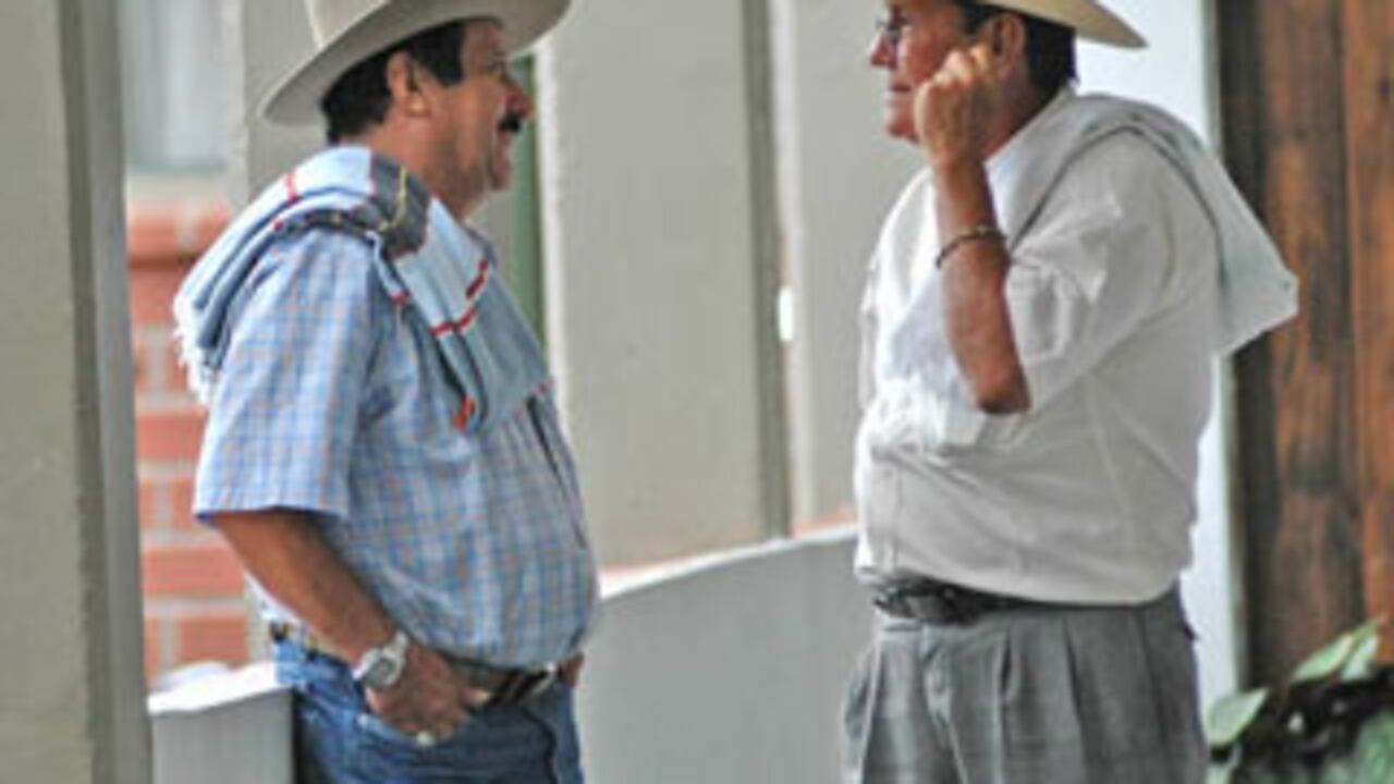 Hasta la semana pasada, cuando estaba recluido en la cárcel especial de la Ceja, Antioquia, José ‘Chepe’ Barrera (derecha), dialogaba con el otro paramilitar, Hernán Giraldo.
A los dos ‘viejos’ los conocen en las AUC como los ‘Señores de la Sierra Nevada de Santa Marta’