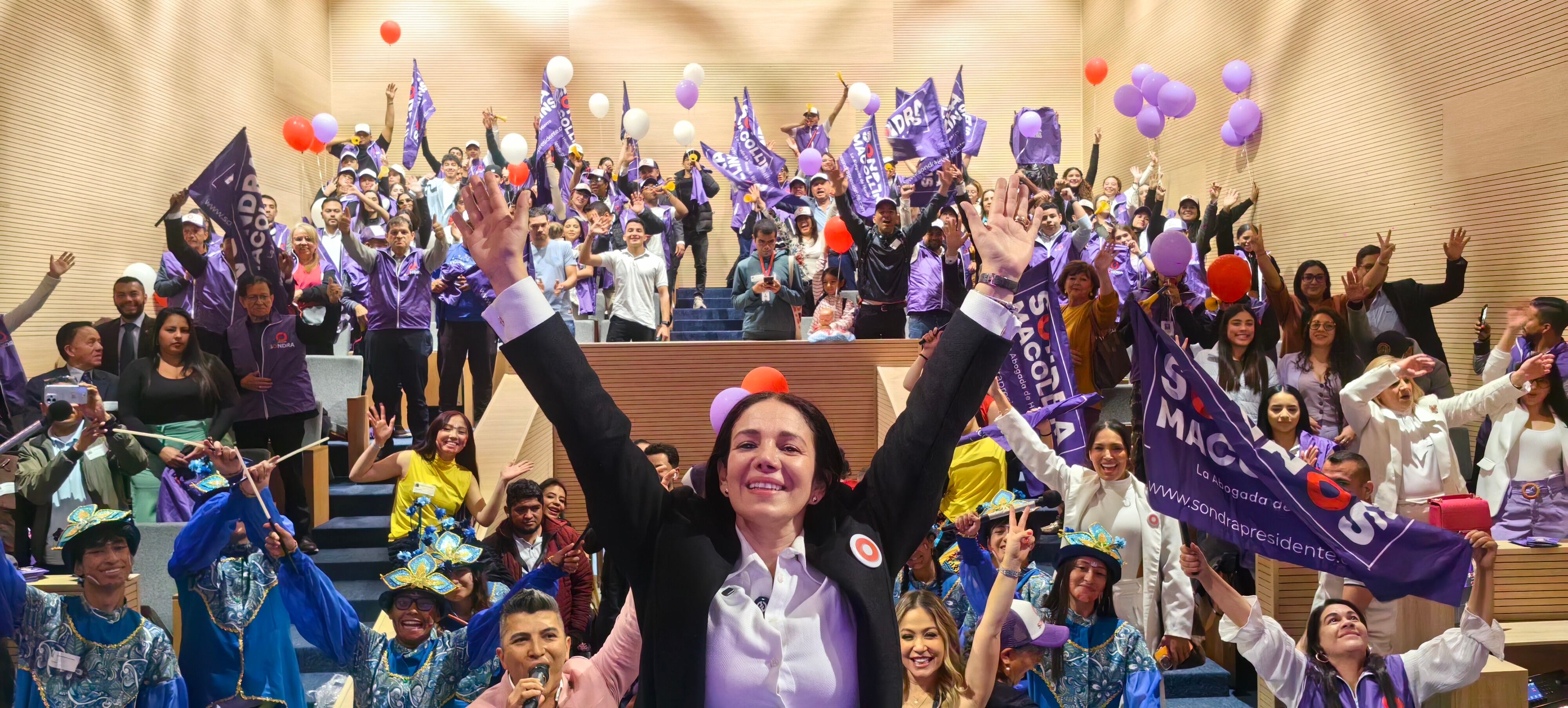 Sondra Macollins durante su inscripción a la presidencia.