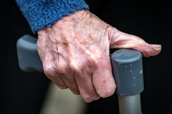 Manos anciana. Adulto mayor. Viejo. Personas mayores. Bastón