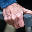 Manos anciana. Adulto mayor. Viejo. Personas mayores. Bastón