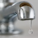 LONDRES, REINO UNIDO - 16 DE ENERO: El agua gotea de un grifo doméstico, Reino Unido.