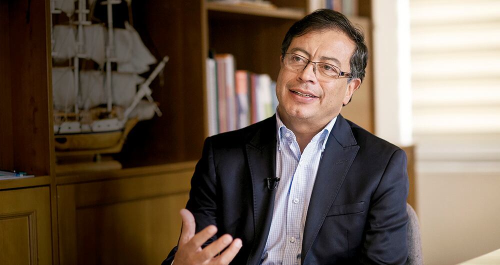 Pese a los escándalos, Gustavo Petro sigue apoyando a Gustavo Bolívar. Muchos en su movimiento se preguntan si es hora de separarse.