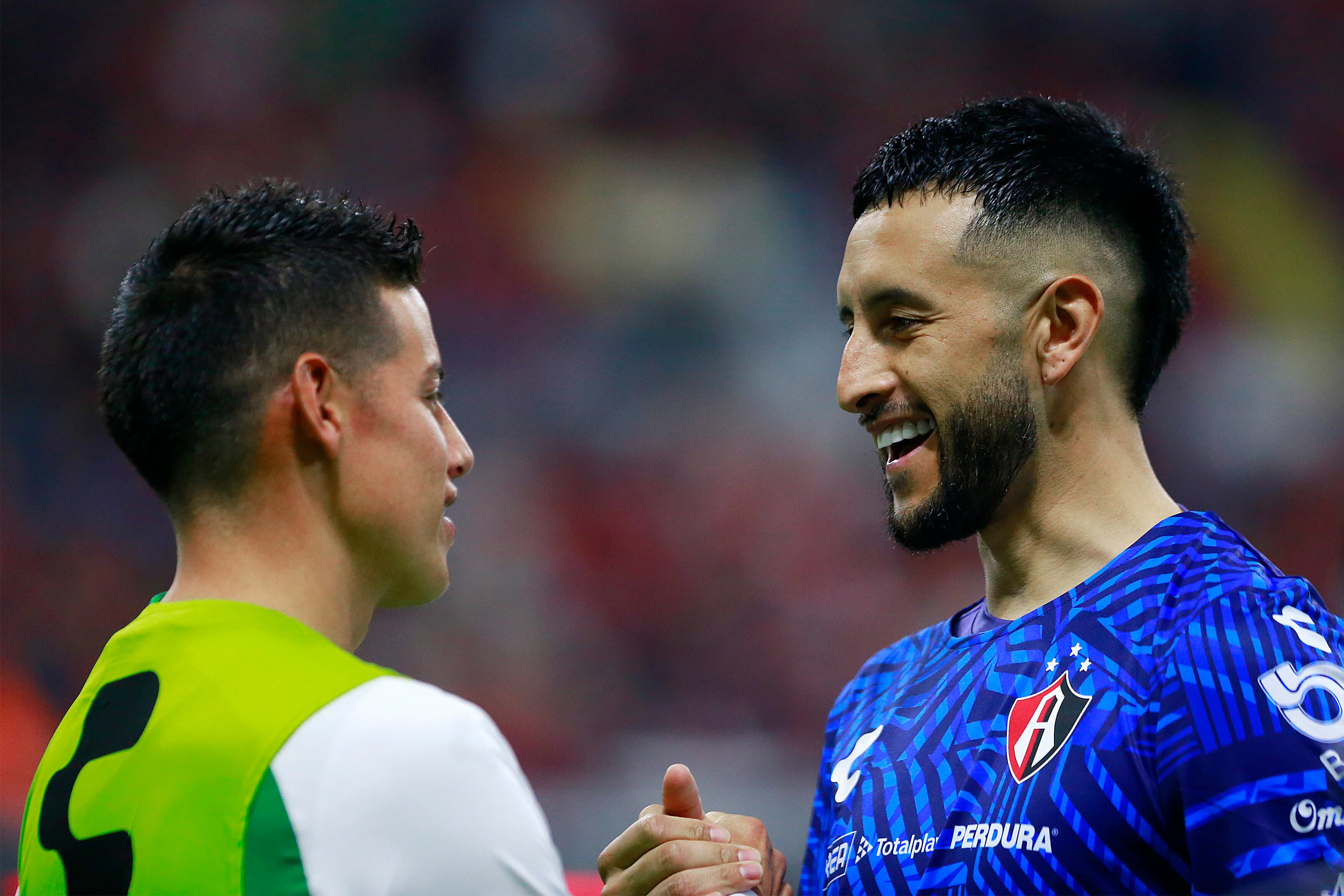 GUADALAJARA, MEXICO - JANUARY 18: James Rodriguez (L) of Leon and Camilo Vargas (R) goalkeeper of Atlas shake hands prior to the 2nd round match between Atlas and Leon as part of the Torneo Clausura 2025 Liga MX at Estadio Jalisco on January 18, 2025 in Guadalajara, Mexico. (Photo by Alfredo Moya/Jam Media/Getty Images)