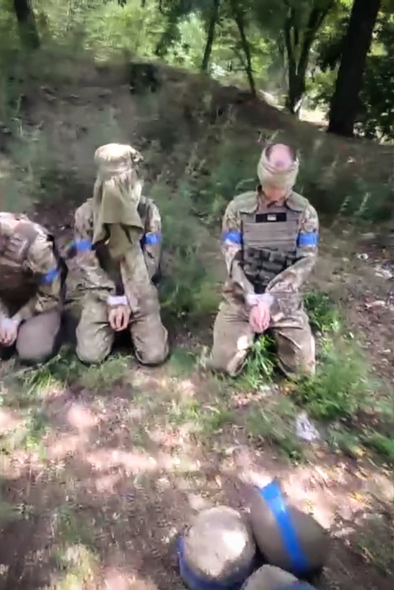 Una imagen sin fecha tomada de un material publicado por el Ministerio de Defensa ruso el 14 de agosto de 2024 muestra a soldados ucranianos capturados en la región de Kursk. (Foto de Handout / Ministerio de Defensa de Rusia / AFP) / RESTRINGIDO A USO EDITORIAL