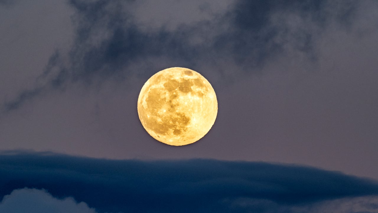 El fenómeno de la Luna Llena de Esturión iluminará el cielo colombiano próximamente. Esta superluna, destacada por su tamaño y luminosidad, permitirá a los residentes del país disfrutar de una vista espectacular y única del cielo nocturno.