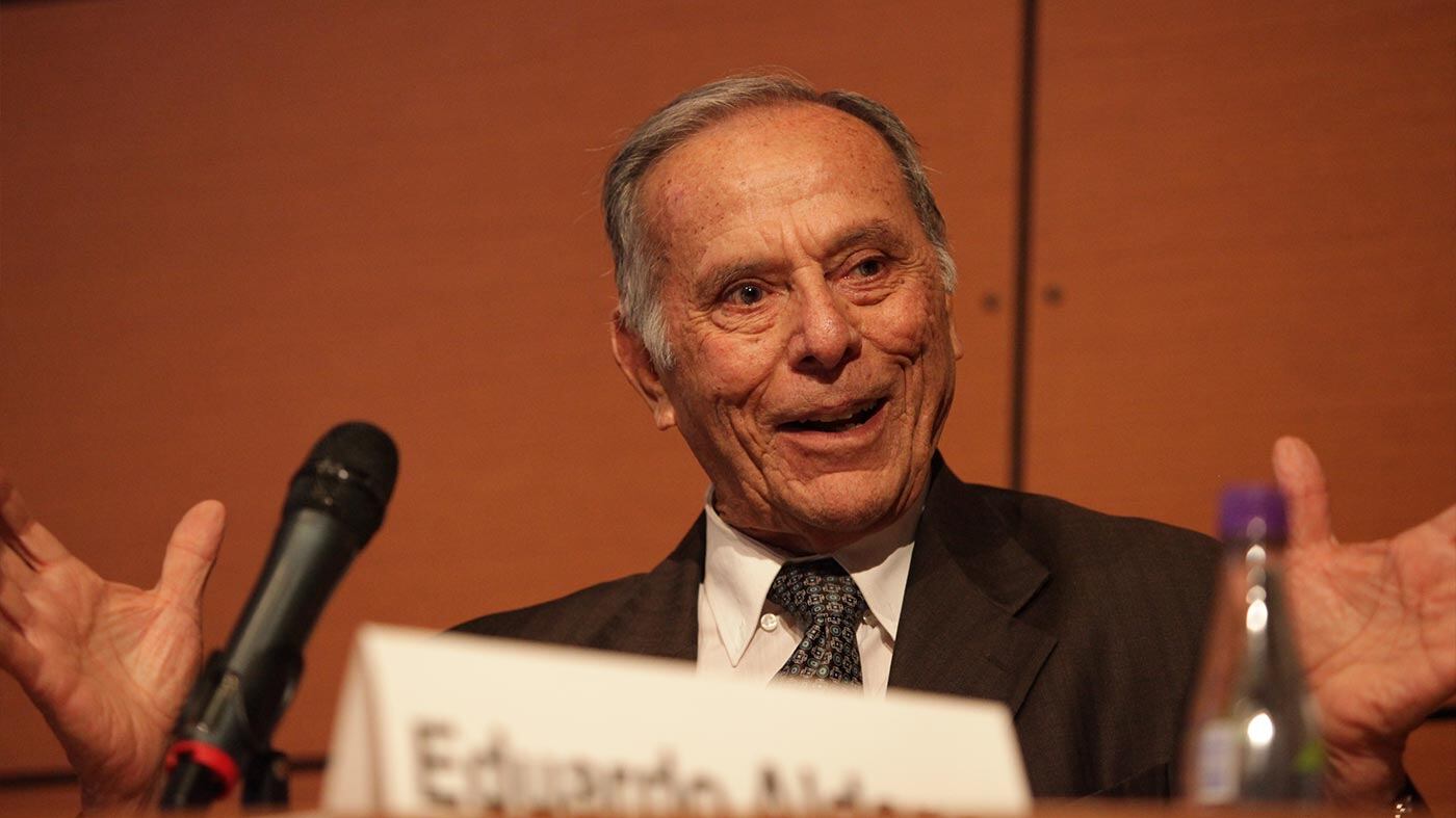 En 1998, Eduardo Aldana Valdés recibió el reconocimiento como Profesor Emérito, en honor a sus 56 años de servicio ejemplar.