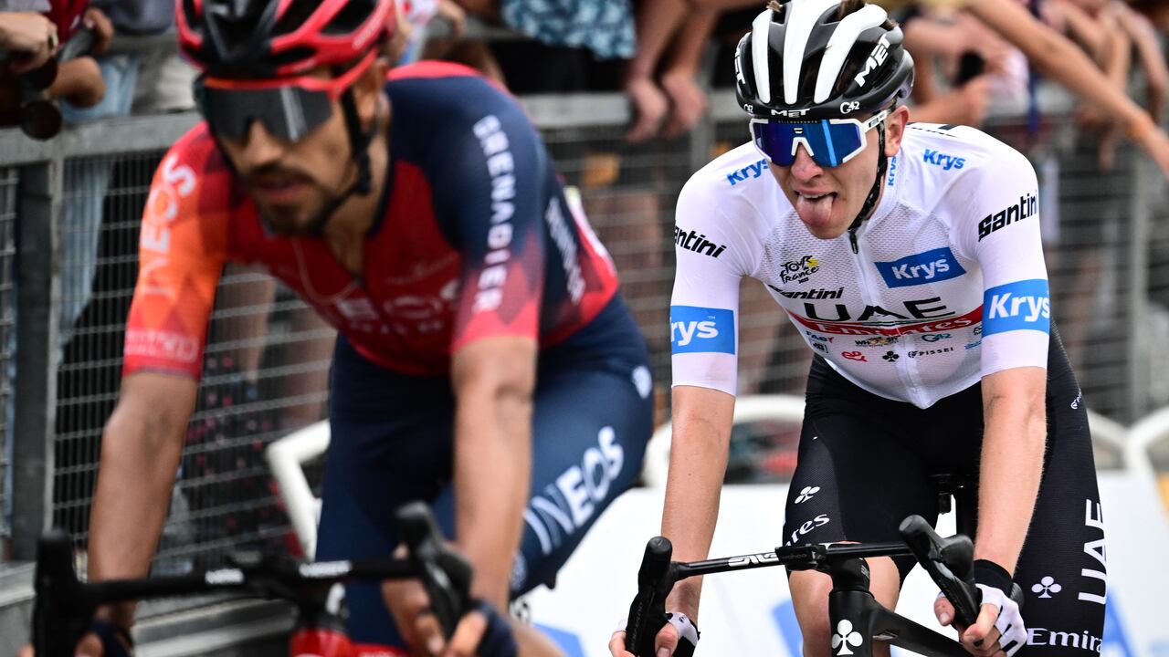 UAE Team Emirates' Slovenian rider Tadej Pogacar wearing the best young rider's white jersey (R) cycles to the finish line of the 5th stage of the 110th edition of the Tour de France cycling race, 163 km between Pau and Laruns, in the Pyrenees mountains in southwestern France, on July 5, 2023. (Photo by Marco BERTORELLO / AFP)
