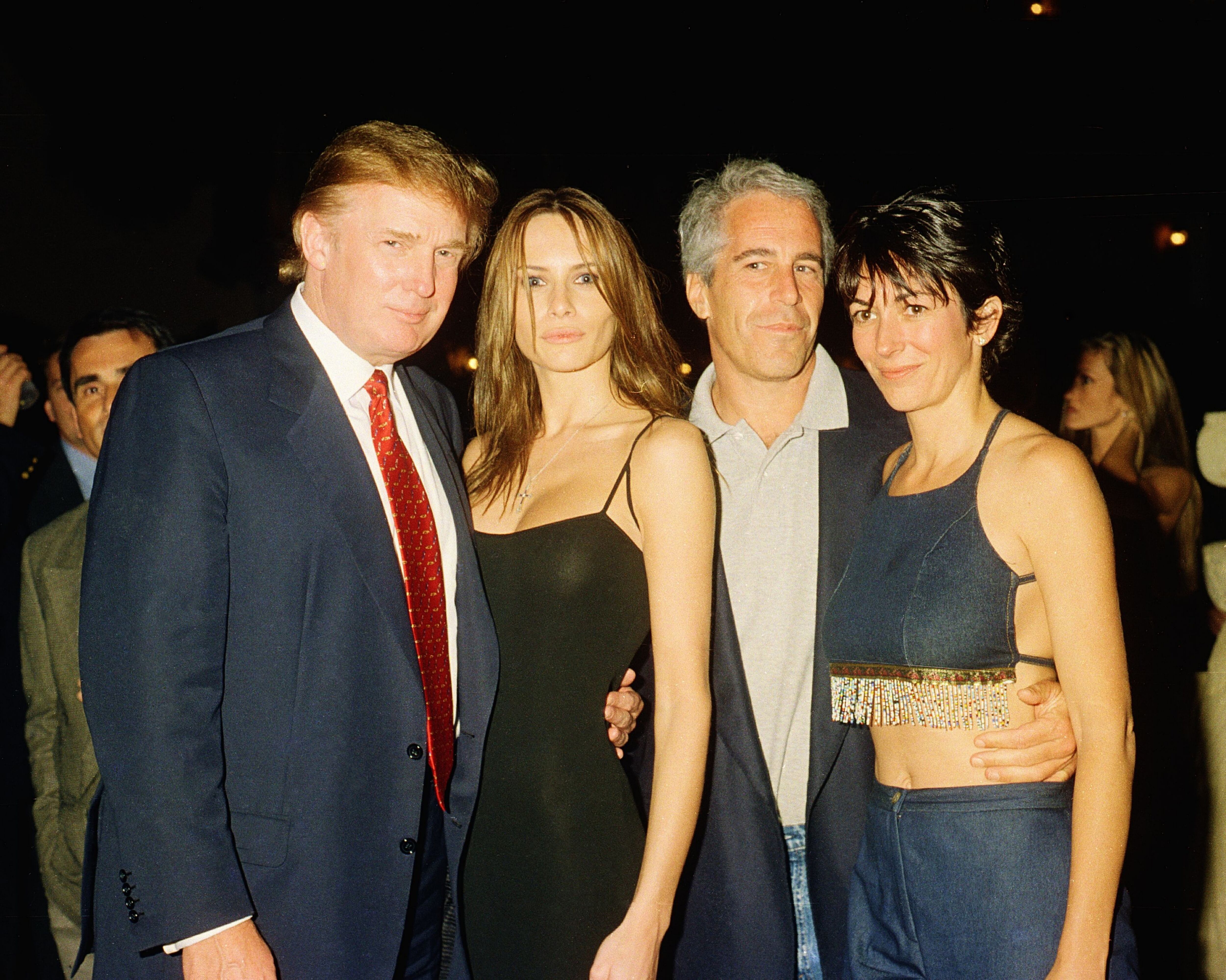 Desde la izquierda, el promotor inmobiliario estadounidense Donald Trump y su novia (y futura esposa), la ex modelo Melania Knauss, el financiero (y futuro delincuente sexual convicto) Jeffrey Epstein y la socialité británica Ghislaine Maxwell posan juntos en el club Mar-a-Lago.