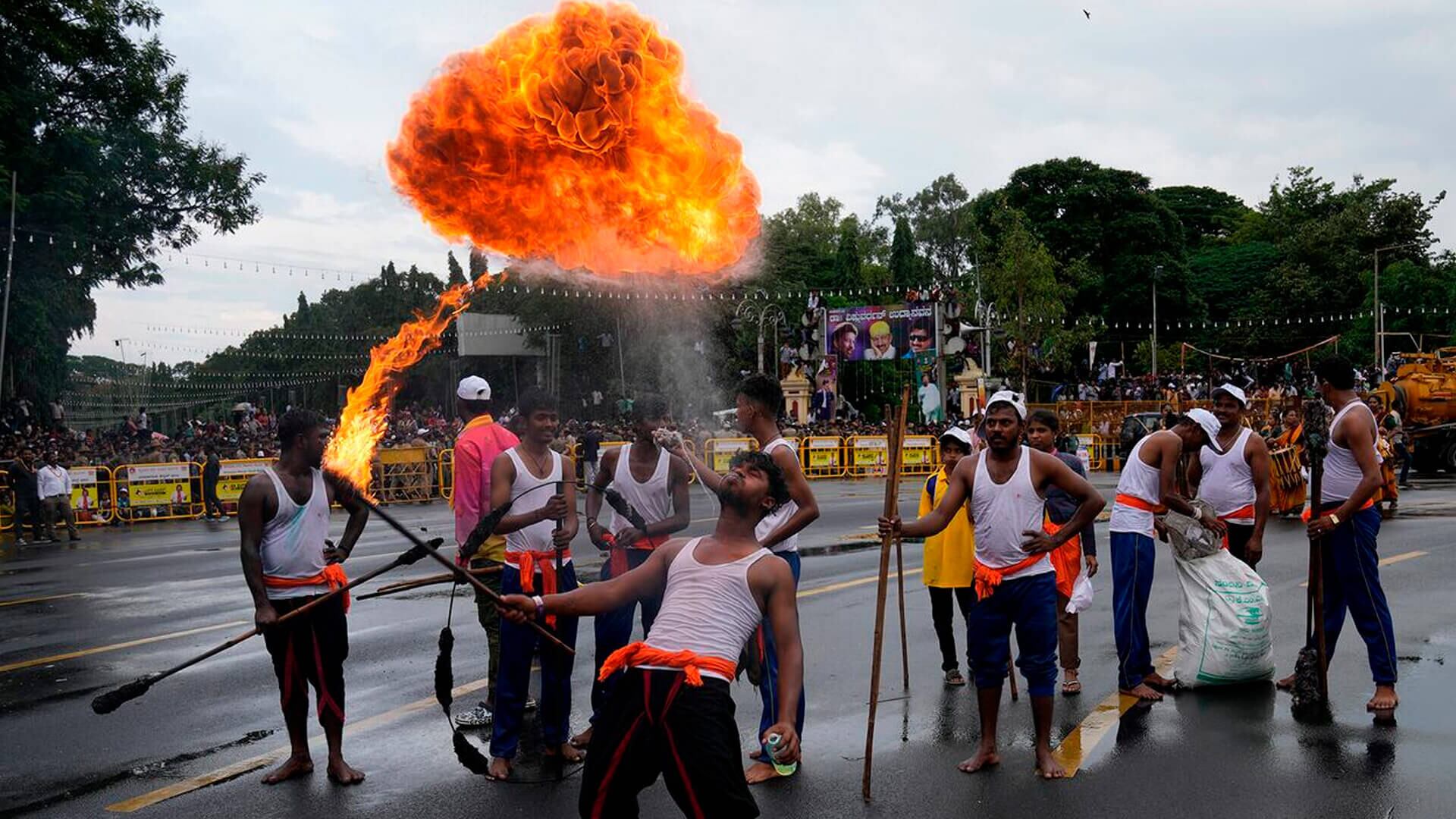 Artistas indios actúan durante una procesión en el último día de las festividades de Dussehra en Mysuru