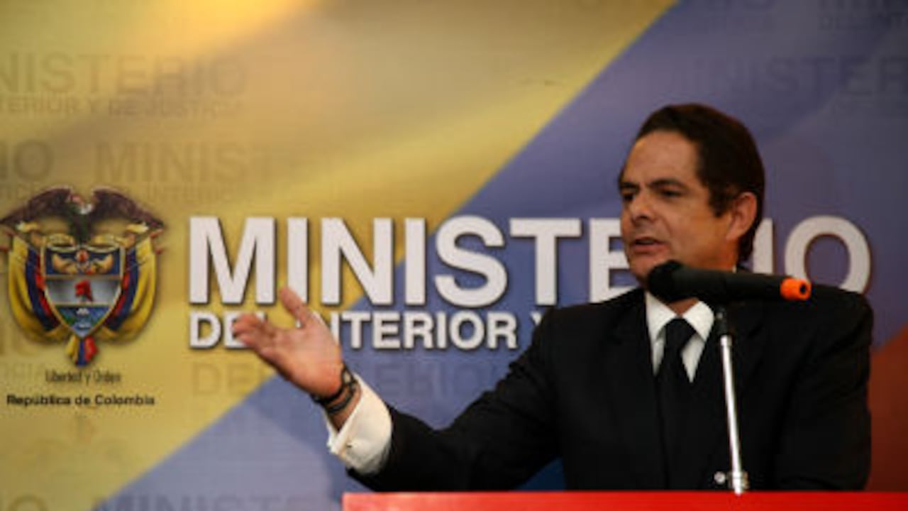 El ministro del Interior, Germán Vargas Lleras, presentó los resultados de la labor de identificación de cuerpos sepultados como N.Ns. Casi diez mil fueron identificados plenamente.