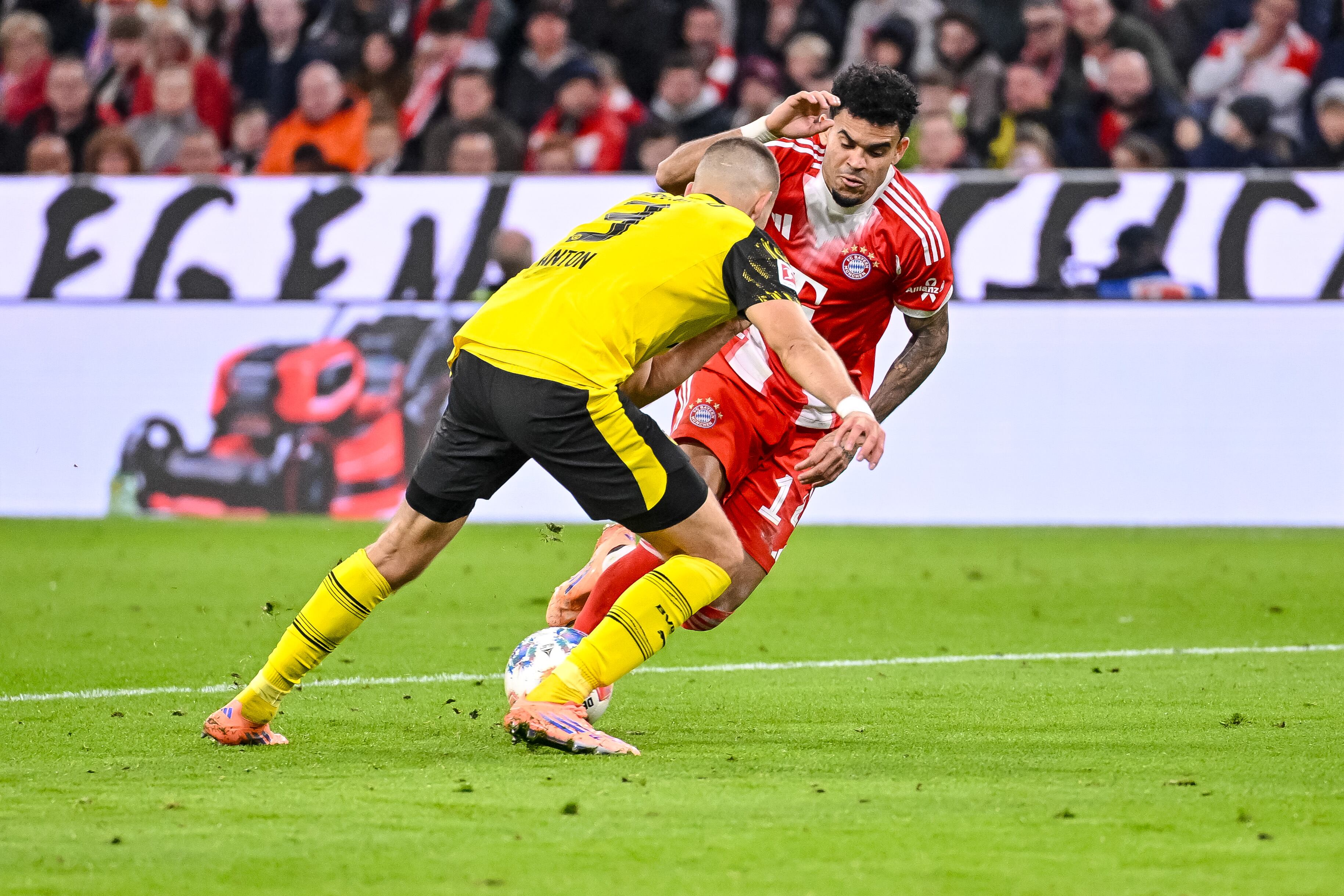 Luis Díaz jugando con Bayern Múnich en el último clásico ante Borussia Dortmund. Fue titular y figura.