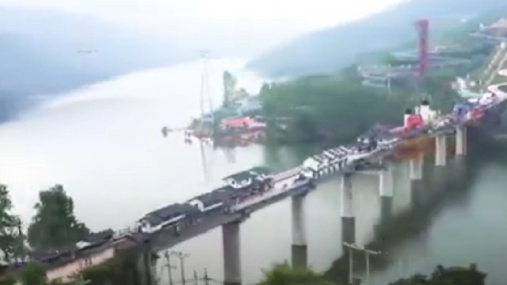 Linshi recoge la arquitectura oriental y occidental sobre su puente