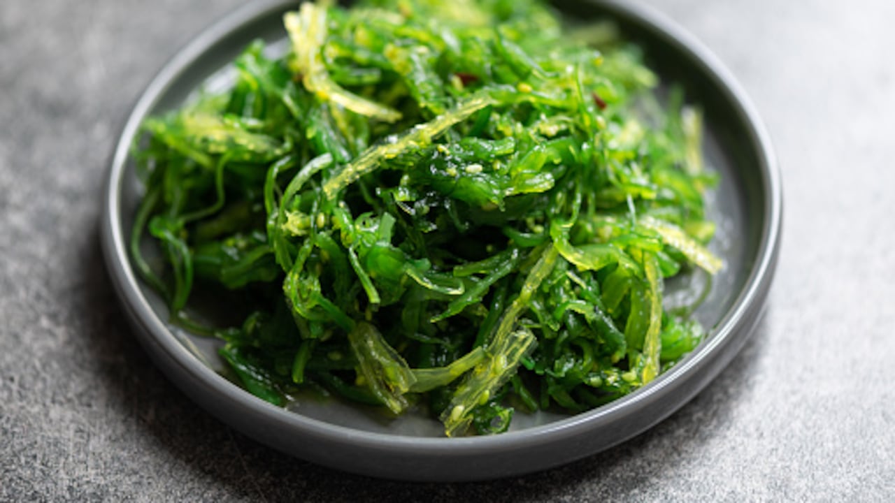 El laver es un alga comestible que, además de ser una gran fuente de potasio y vitamina C, contiene una gran cantidad de yodo que sirve para el control de la tiroides.