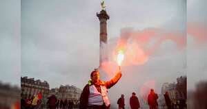 Por ahora, la ciudadanía sigue amontonándose en las calles de París sin que se vislumbre una solución. Foto: AFP