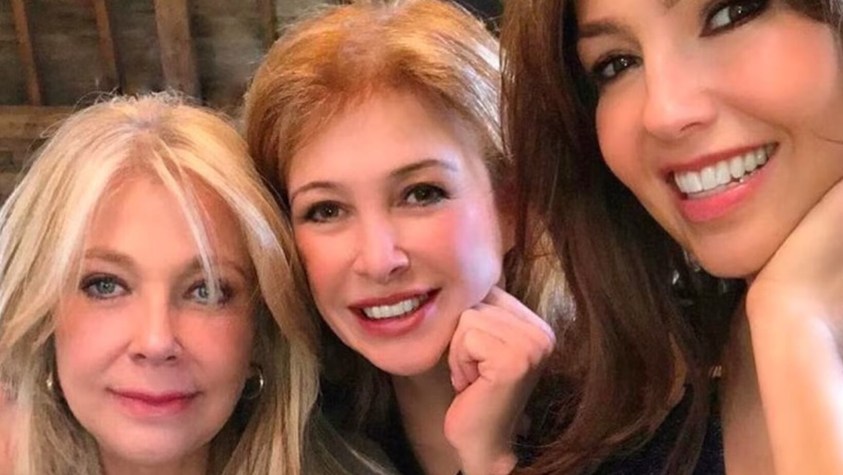 Un recuerdo de Thalía con sus dos hermanas