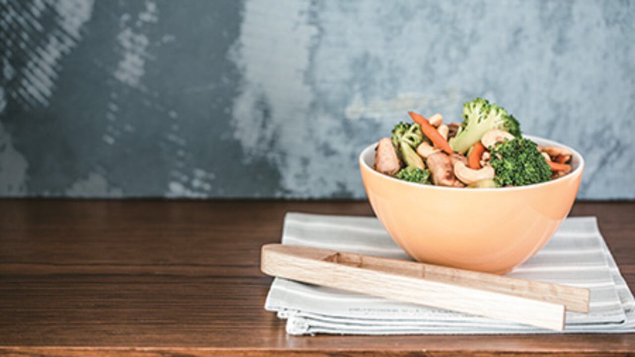 La fibra incluida en alimentos como los vegetales puede ayudar a que la absorción de grasa y azúcar en el intestino delgado sea más lenta, contribuyendo a disminuir la cantidad de triglicéridos en sangre.