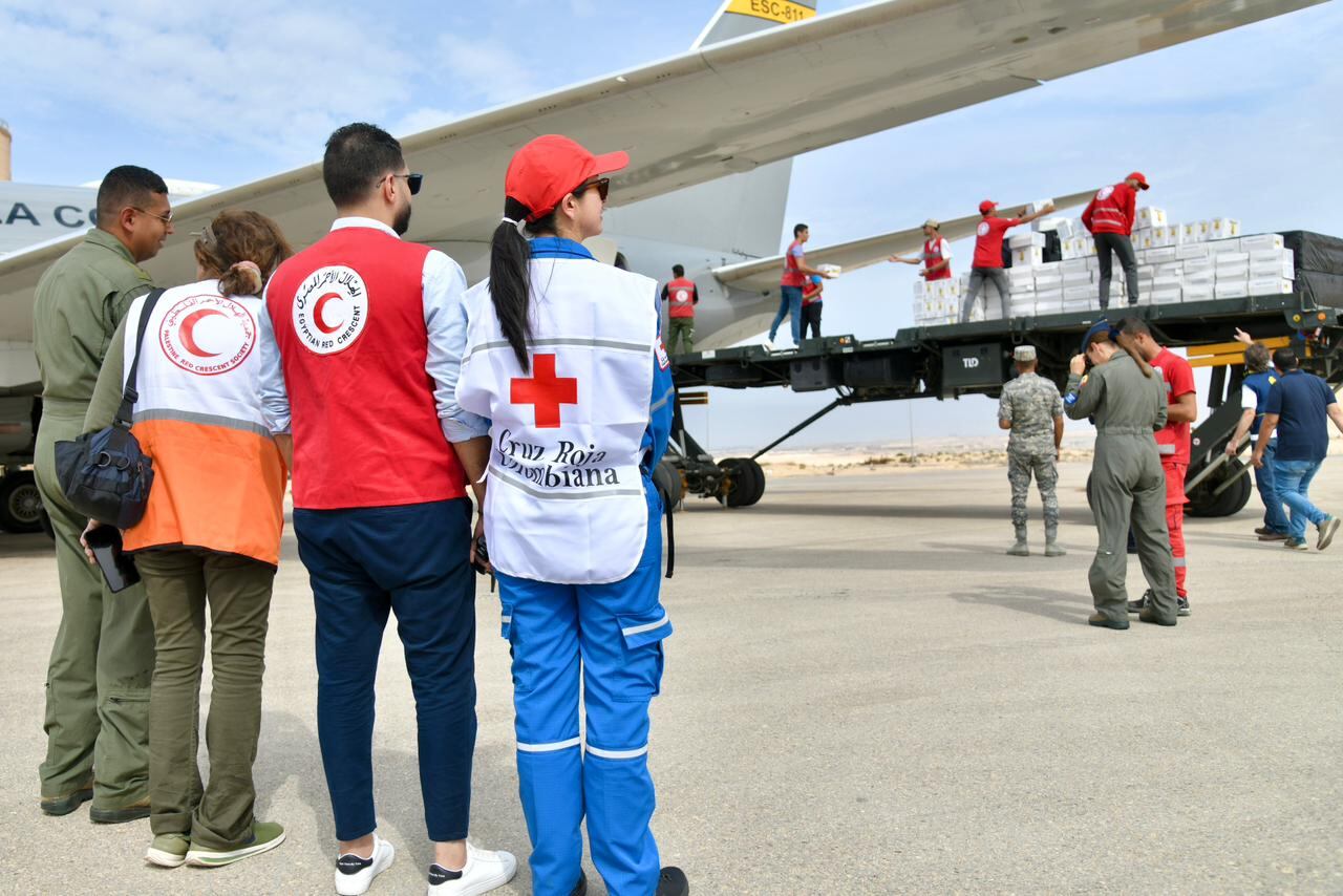 La ayuda incluye kits de aseo y colchonetas.