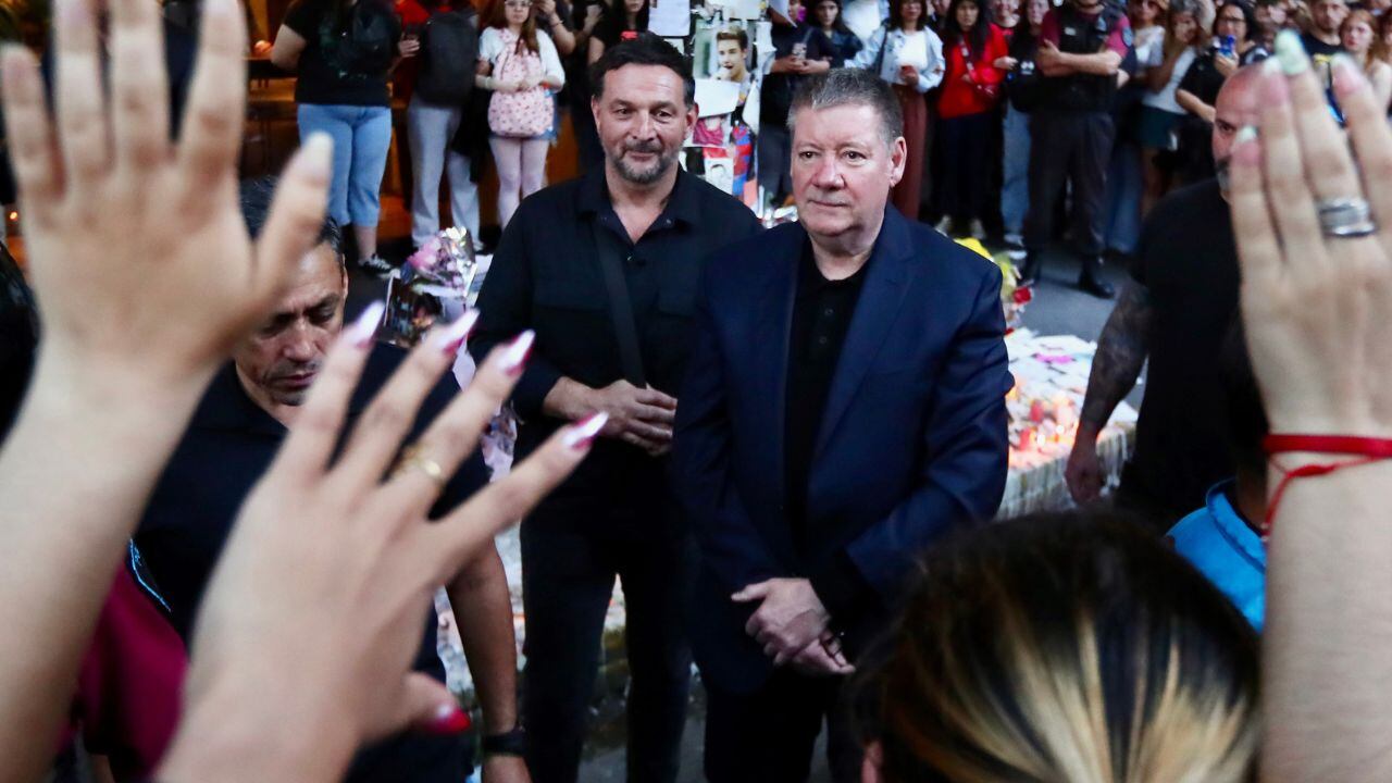 Geoff Payne, padre de Liam Payne, saluda a los fanáticos en el memorial en homenaje al ex cantante de One Direction Liam Payne afuera del Hotel Casa Sur el 18 de octubre de 2024 en Buenos Aires, Argentina.