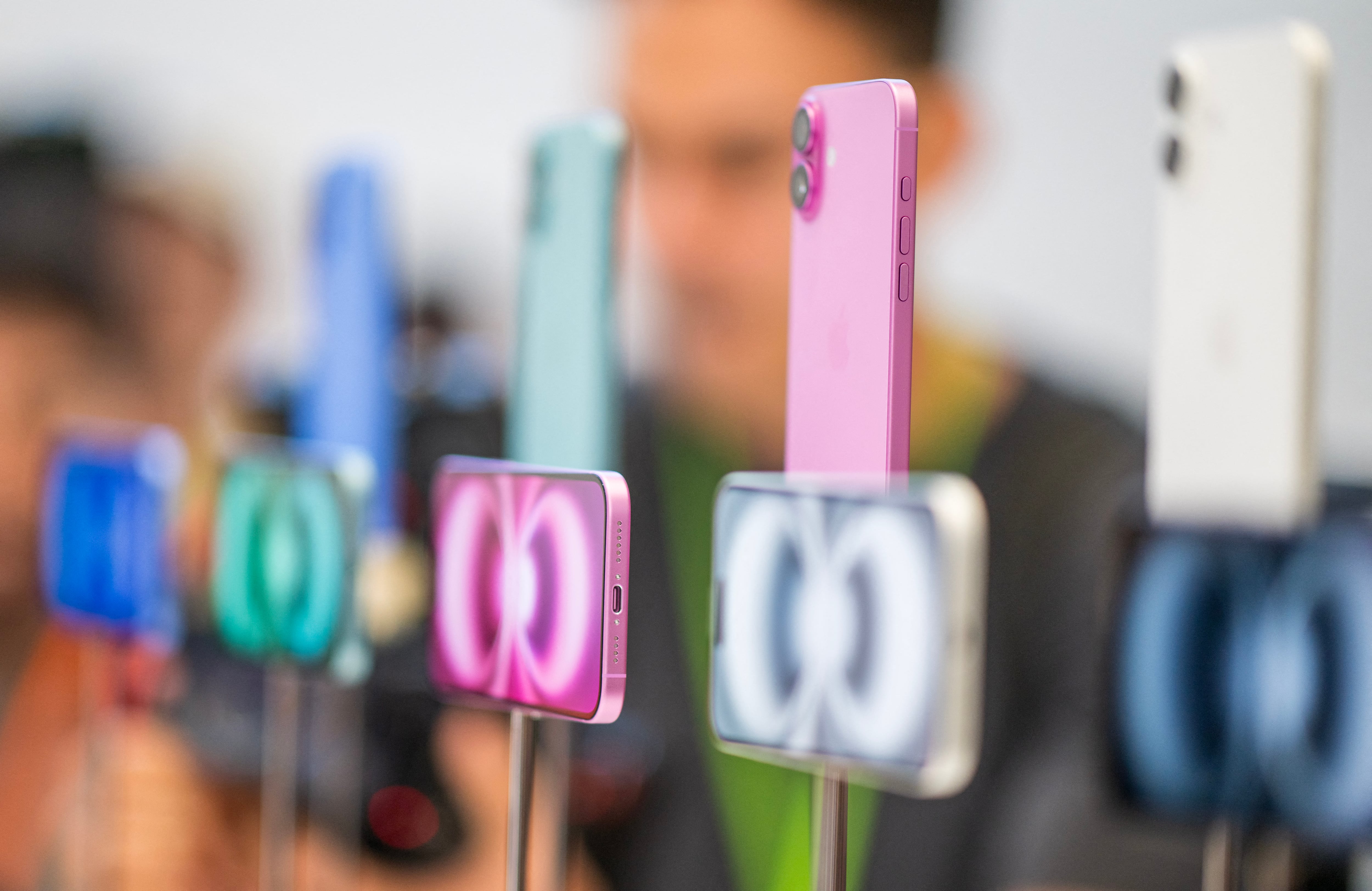 Apple anunció un nuevo iPhone creado para inteligencia artificial generativa mientras busca impulsar las ventas y demostrar que está a la altura en la carrera tecnológica. (Foto de Nic Coury / AFP)
