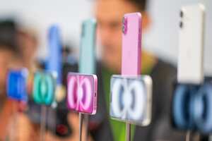 Apple anunció un nuevo iPhone creado para inteligencia artificial generativa mientras busca impulsar las ventas y demostrar que está a la altura en la carrera tecnológica. (Foto de Nic Coury / AFP)