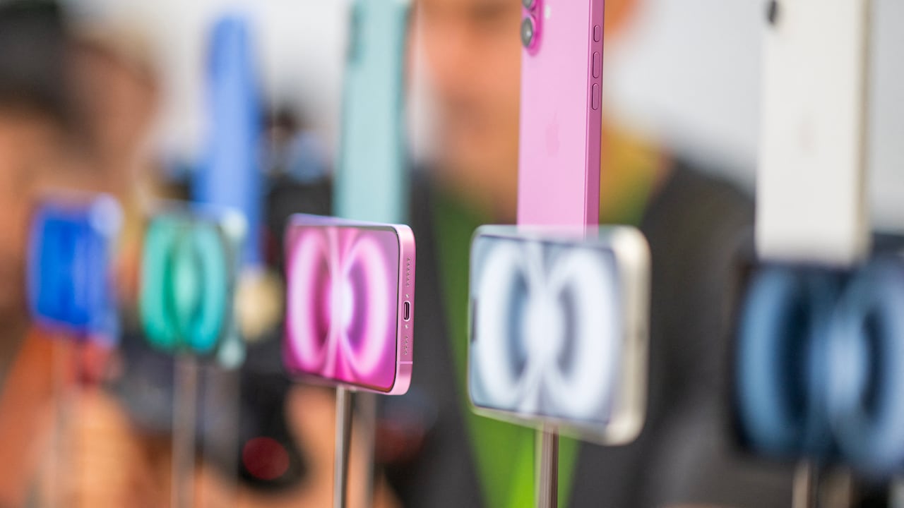 Apple anunció un nuevo iPhone creado para inteligencia artificial generativa, mientras busca impulsar las ventas y demostrar que está a la altura en la carrera tecnológica.