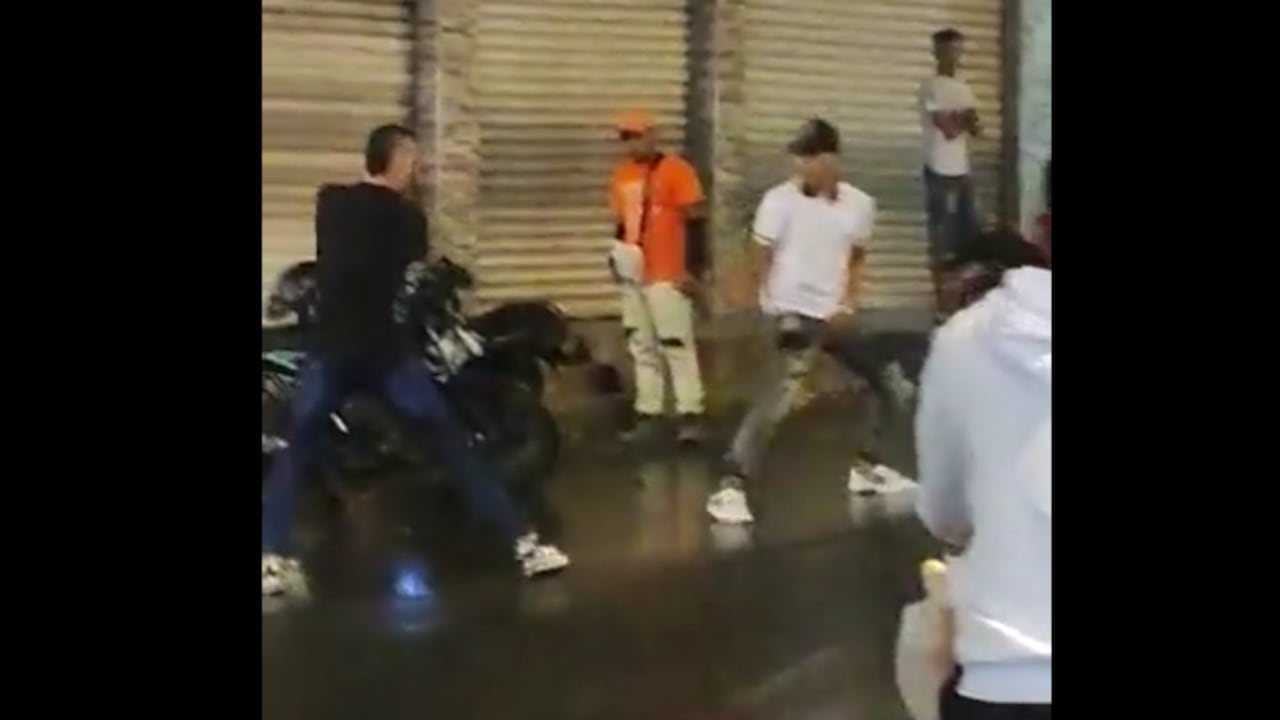 Algunas versiones de la ciudadanía indican que se trata de dos personas de nacionalidad extranjera que decidieron solucionar sus diferencias por las vías de hecho