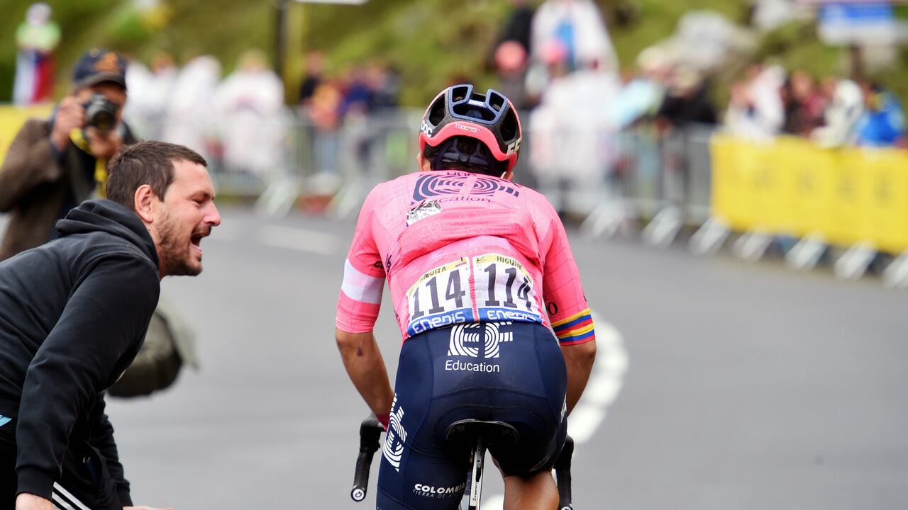 Sergio Higuita Apoyado por un aficionado en el ascenso a Tignes