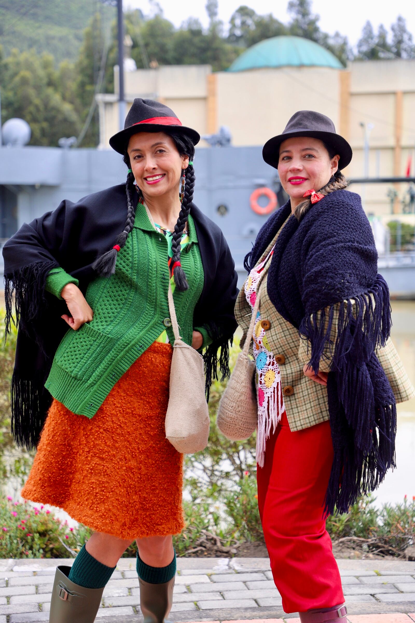 Mujeres lucen vestimenta tradicional durante una muestra cultural en Tocancipá