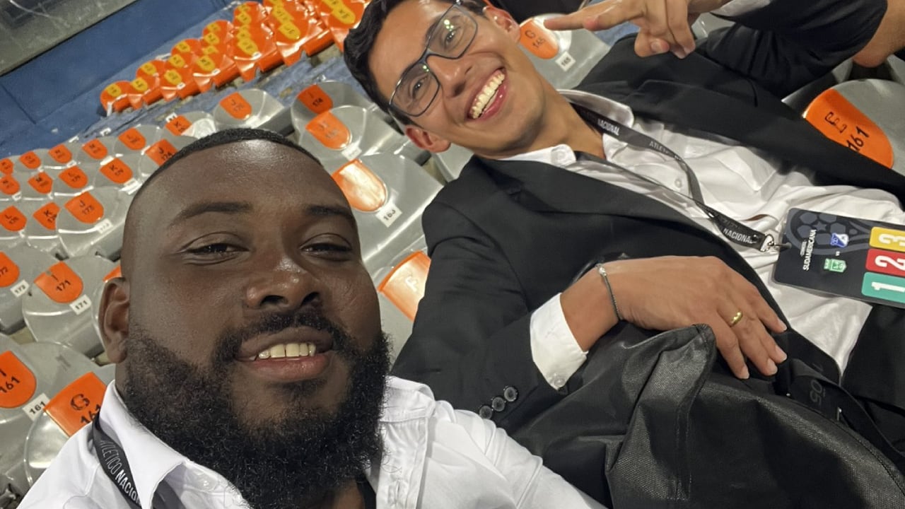 Lucho Vásquez junto a Julián Capera en las tribunas del Atanasio Girardot.