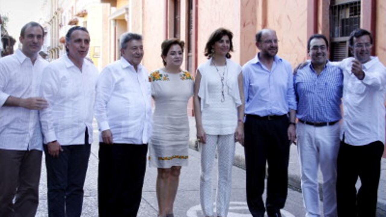 De izq. a der., el director general de relaciones económicas internacionales de Chile, el secretario de Economía de México, el ministro de Relaciones Exteriores de Perú, la secretaria de Relaciones Exteriores de México, la ministra de Relaciones Exteriores de Colombia, el ministro de Relaciones Exteriores de Chile, el ministro de Comercio de Colombia, y el ministro de Comercio Exterior de Perú.