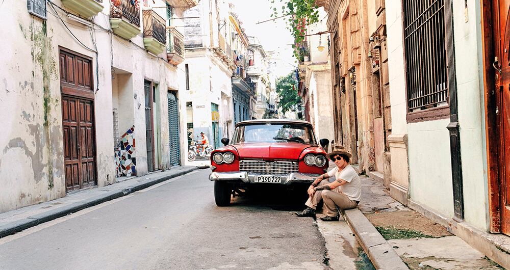 Enrique Bunbury dice que siempre que acude a su estudio y trabaja durante el día en un pedazo de música, una letra, un poema, pinta o realiza una labor creativa, por muy pobre que sea el resultado, le produce una pequeña alegría.