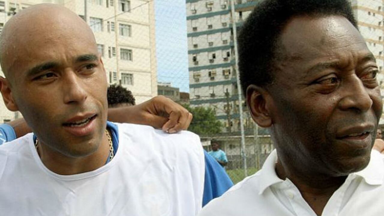 Edson Cholbi do Nascimento (izq.) y su padre, Pelé (der.).