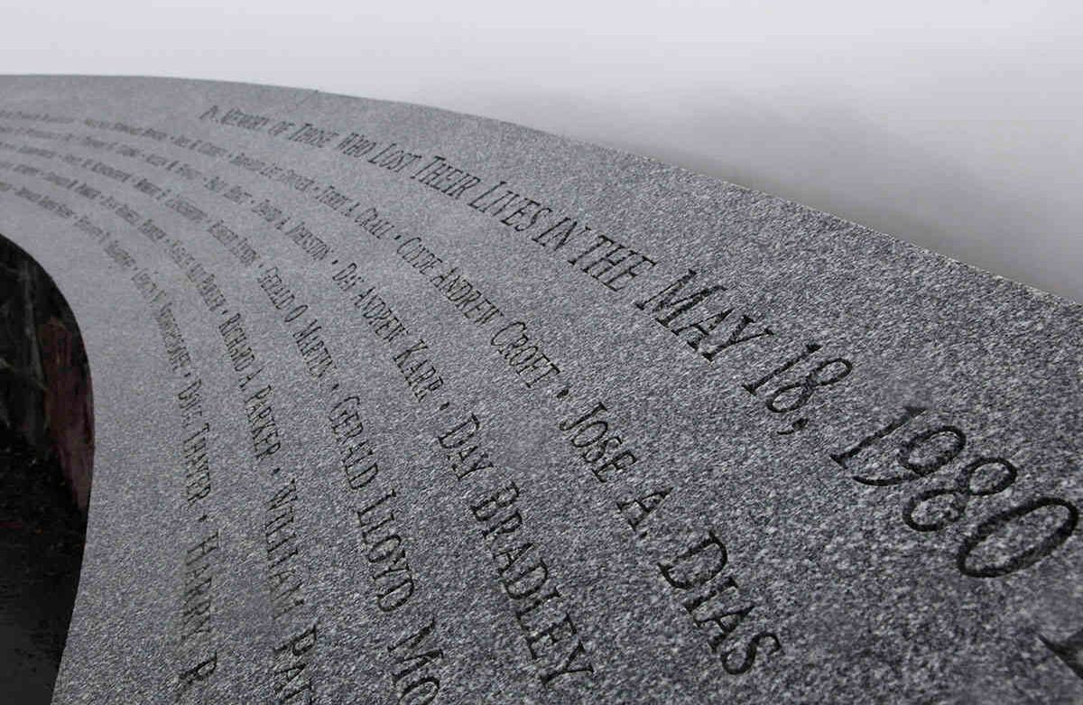 Foto de archivo del 18 de mayo de 2010, un monumento a los que perdieron la vida en la erupción del Monte St. Helens del 18 de mayo de 1980 se muestra cerca del Observatorio Johnson Ridge en el Monumento Volcánico Nacional Mount St. Helens en el estado de Washington Foto AP / Ted S. Warren, Archivo.