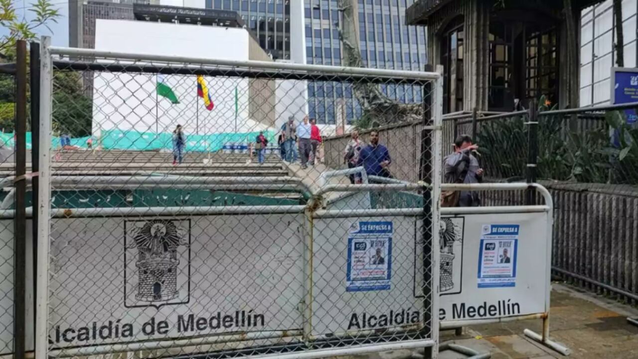 Vallas metálicas en la Alcaldía de Medellín.