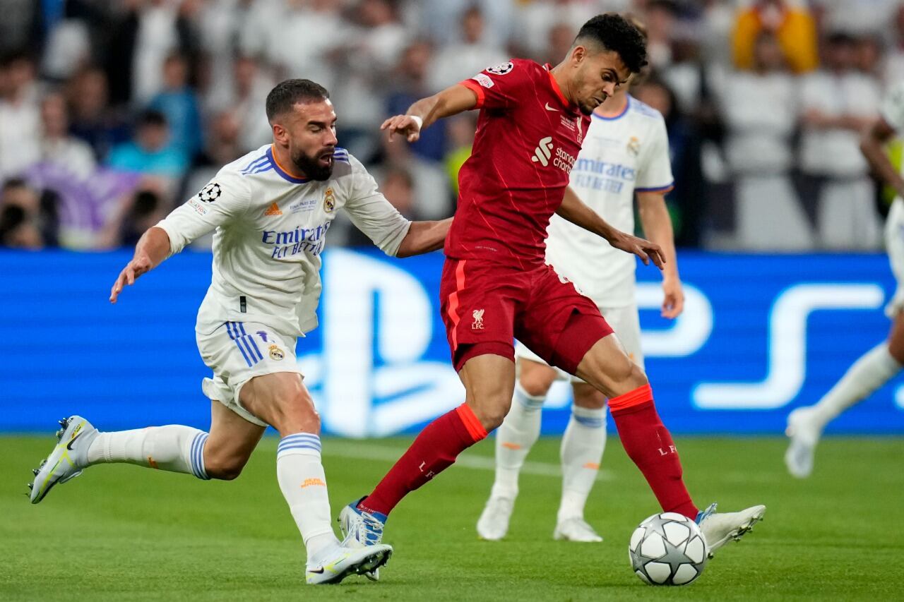 Luis Díaz en un duelo constante con Carvajal. Final de la Uefa Champions League en el Stade France de París.
