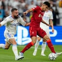 Luis Díaz en un duelo constante con Carvajal. Final de la Uefa Champions League en el Stade France de París.