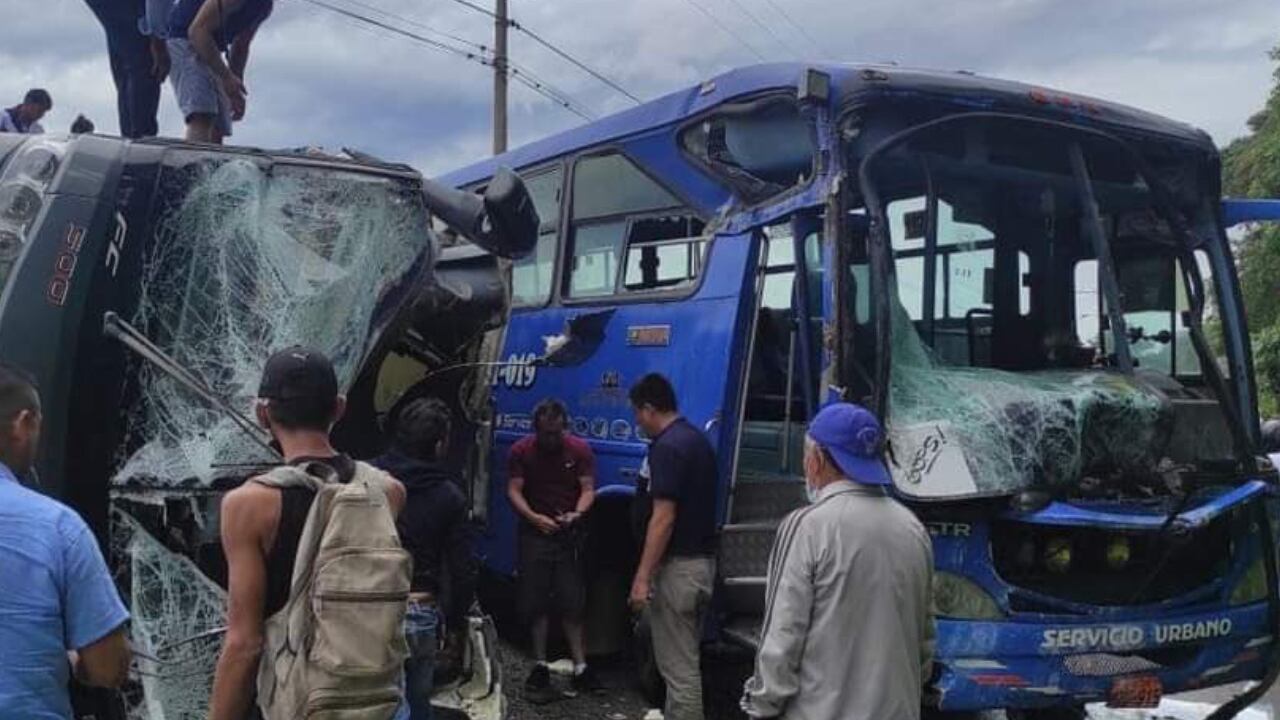 Así quedaron los buses implicados en el accidente ocurrido en Ecuador