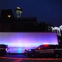 La Space Needle se ve al fondo mientras los vehículos de la policía de Seattle están estacionados después de que las fuerzas del orden respondieran a un tiroteo