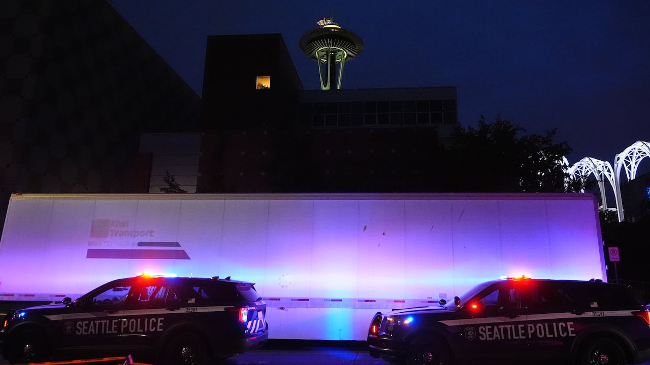 La Space Needle se ve al fondo mientras los vehículos de la policía de Seattle están estacionados después de que las fuerzas del orden respondieran a un tiroteo.