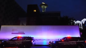 La Space Needle se ve al fondo mientras los vehículos de la policía de Seattle están estacionados después de que las fuerzas del orden respondieran a un tiroteo