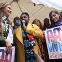 La representante Ángela Robledo junto a la candidata vicepresidencial Francia Márquez y un grupo de mujeres del Pacto Histórico